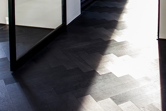 Afwijking ongeluk Deter Visgraat vloer intense black | T&G Wood International BV