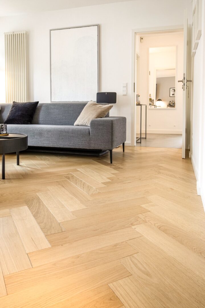 Stylish Herringbone floor in a modern Home - T&G Wood International BV