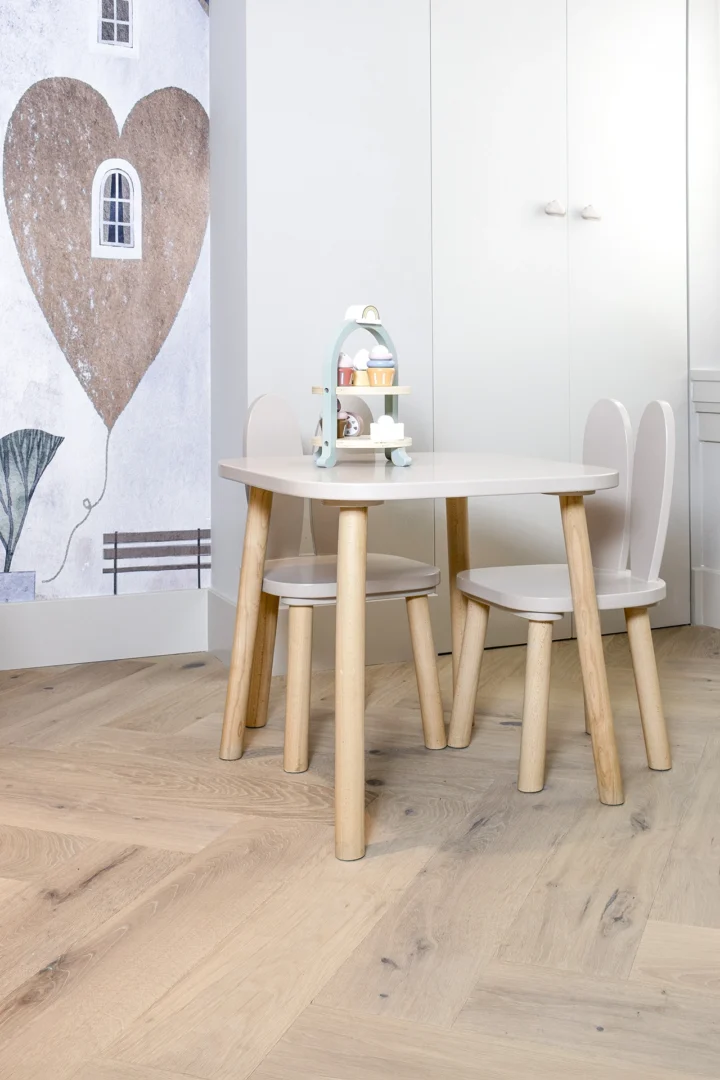 Tafeltje en keukentje in kinderruimte met stijlvolle Cinzento visgraatvloer