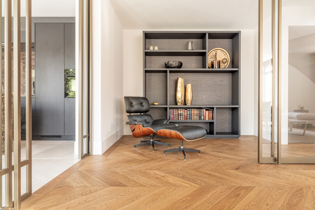 Hongaarse punt vloer met bronzen stalen deuren en luxe stoel