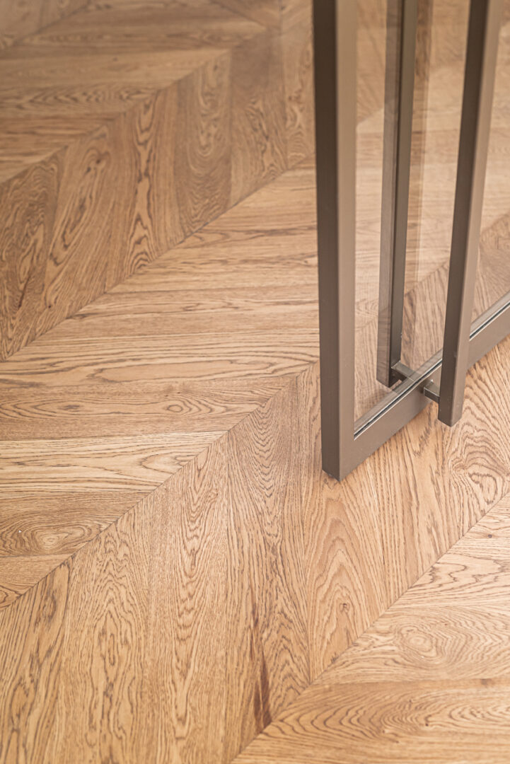 Hongaarse Punt Vloer en bronze stalen deur