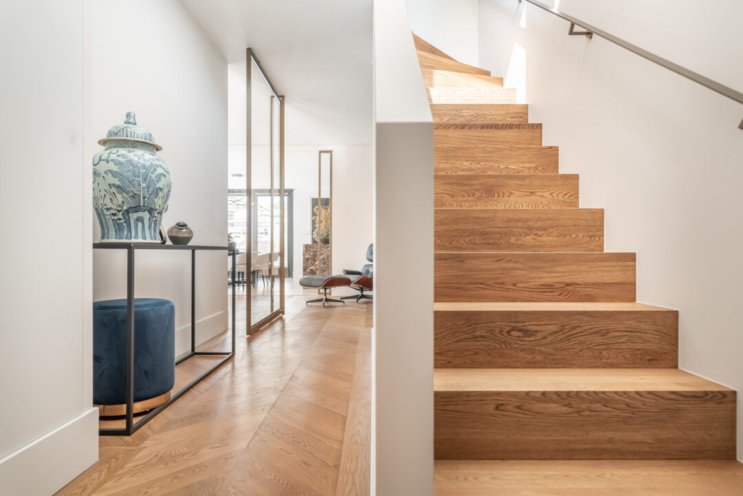 Hongaarse Punt vloer en trap van eiken bekleed in dezelfde kleur, Kasteelbruin. Cinzento Custom Made®