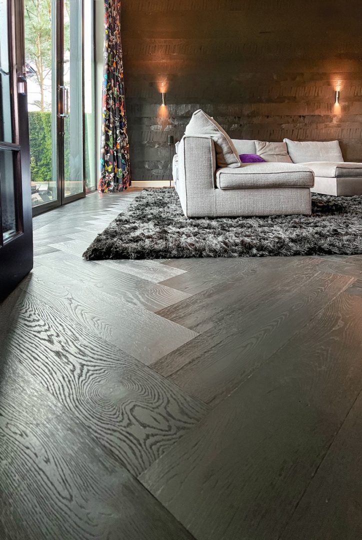 Donkere geborstelde, gebeitste en geoliede houten vloer van Cinzento