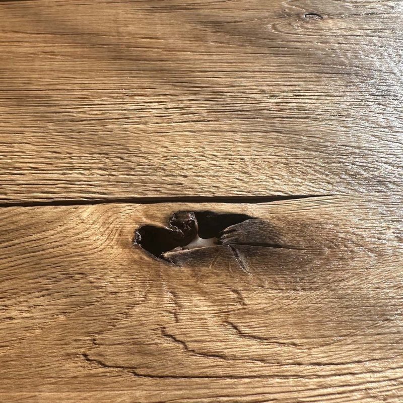 Luchtgedroogde eiken houten vloer met natuurlijke noest – Shrunk face afwerking